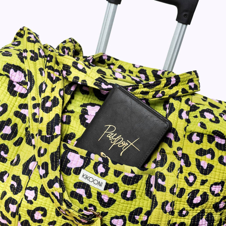 Kikooni Reisetasche Oh Leo Cosmic Green Aussentasche mit Reisepass – Coffee Coaching Club 7