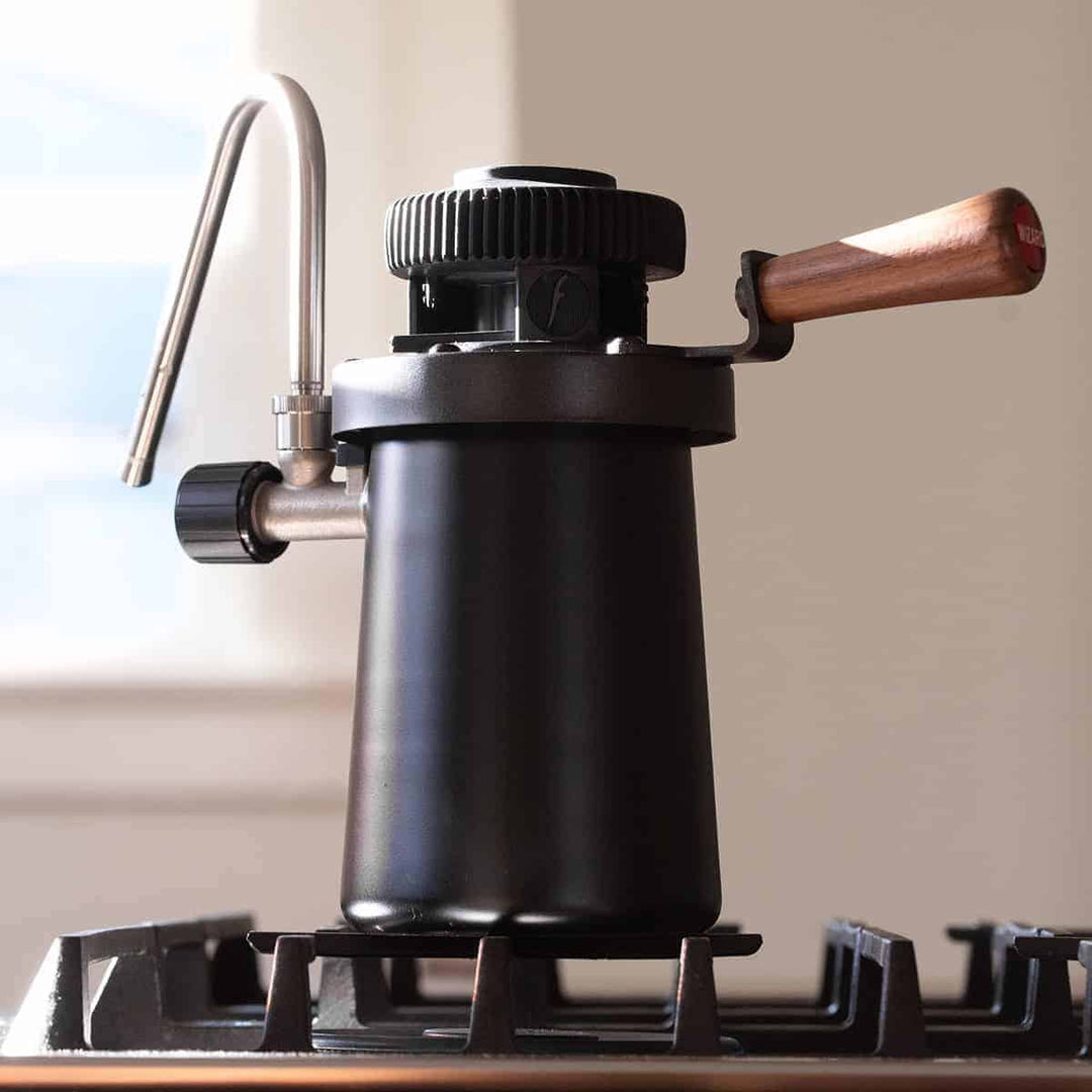 Flair Wizard Steamer auf dem Gasherd in der Küche – Coffee Coaching Club 8