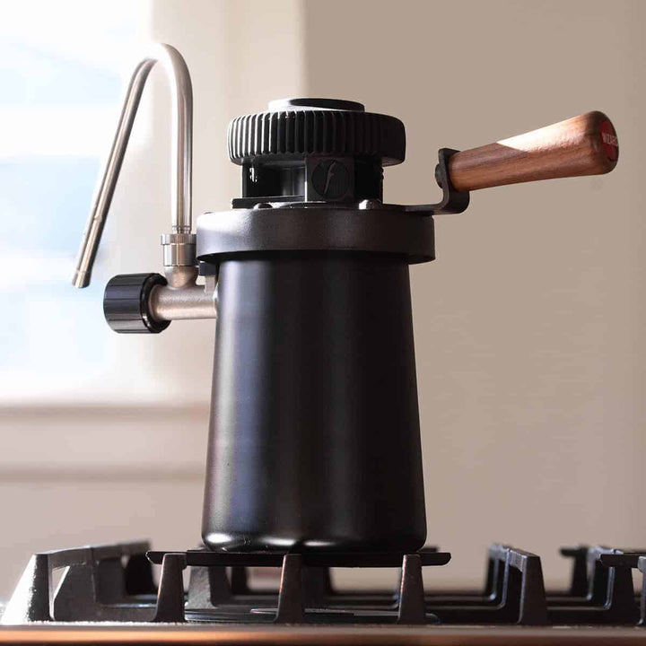 Flair Wizard Steamer auf dem Gasherd in der Küche – Coffee Coaching Club 8
