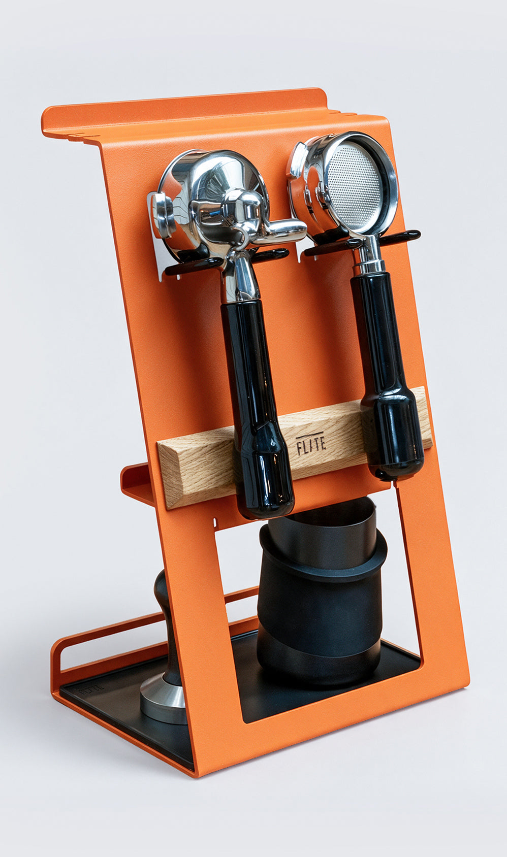 Flate Barista Station en naranja con dos portafiltros, barra magnética y bandeja – Coffee Coaching Club 13