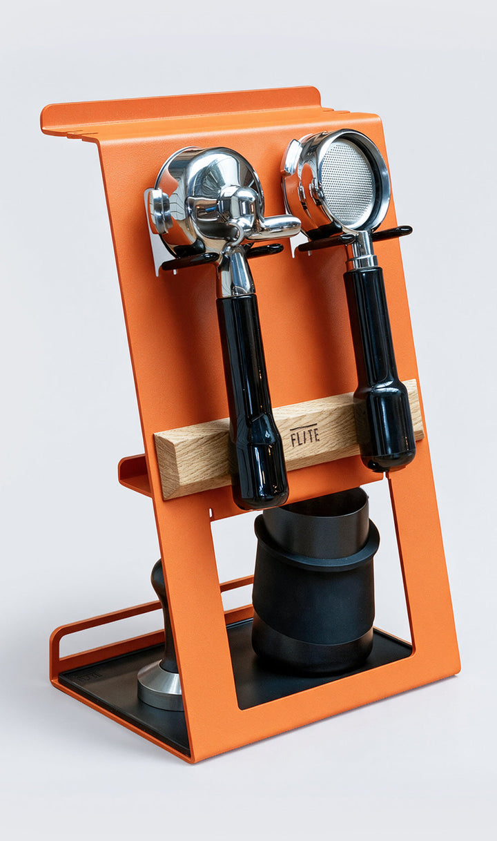 Flate Barista Station en naranja con dos portafiltros, barra magnética y bandeja – Coffee Coaching Club 13