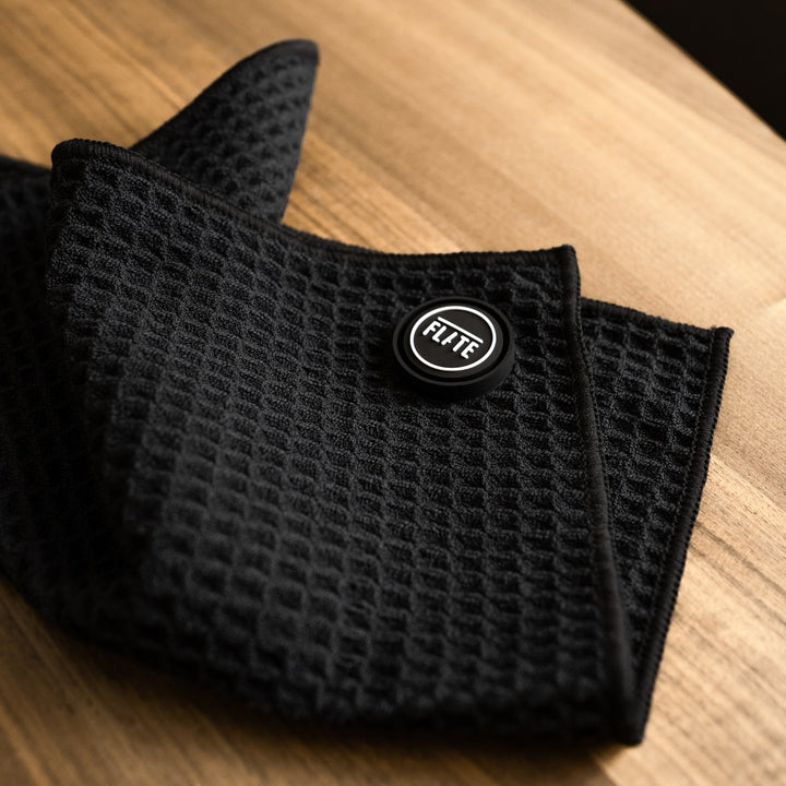 Flate Magnetic Barista Towel Waffelstruktur Nahaufnahme auf Holztisch – Coffee Coaching Club 6