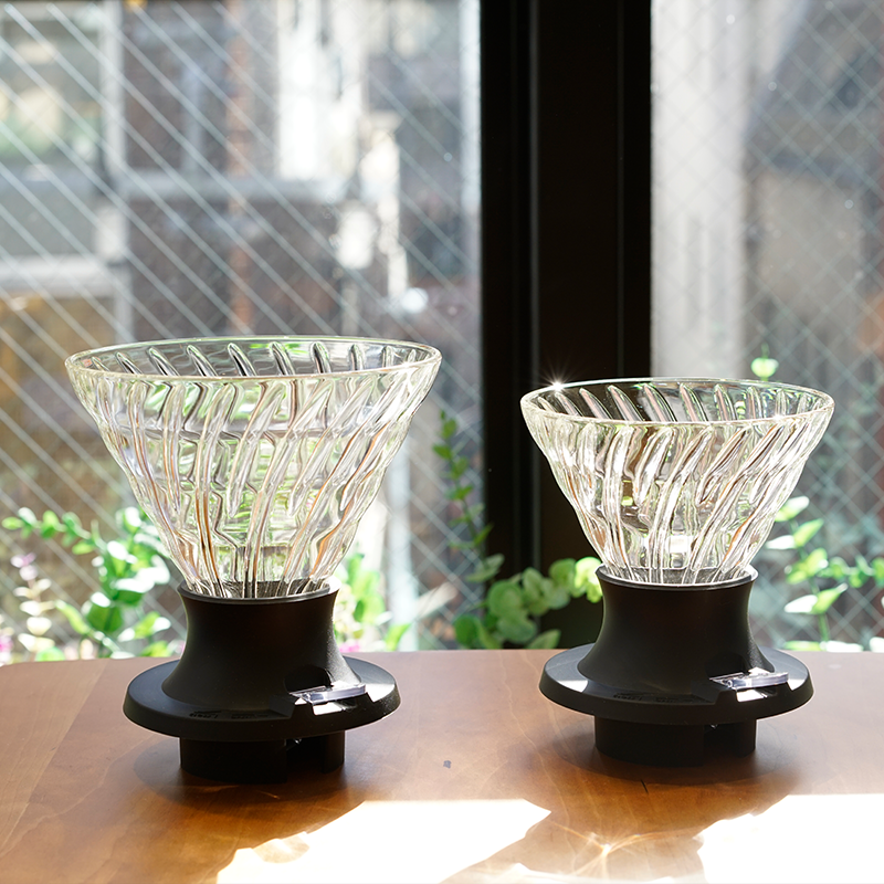 Hario V60 Switch Glas in Grösse 02 und 03 am Fenster – Coffee Coaching Club 34