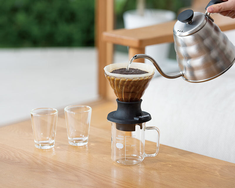 Hario V60 Switch Glas: Wasser wird mit der Kanne aufgegossen – Coffee Coaching Club 37