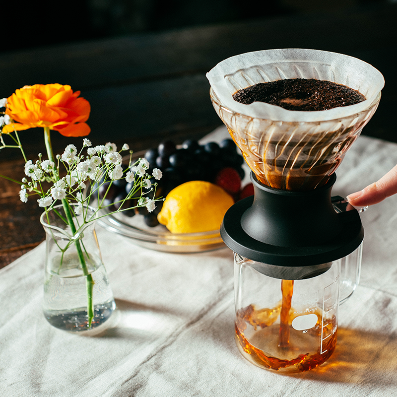 Hario V60 Switch Glas auf Server, Kaffee läuft ab, Blumen auf dem Tisch – Coffee Coaching Club 33