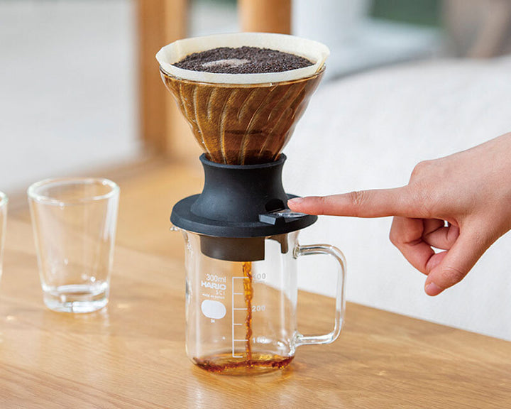 Hario V60 Switch Glas: Finger drückt den Schalter, Kaffee läuft ab – Coffee Coaching Club 38