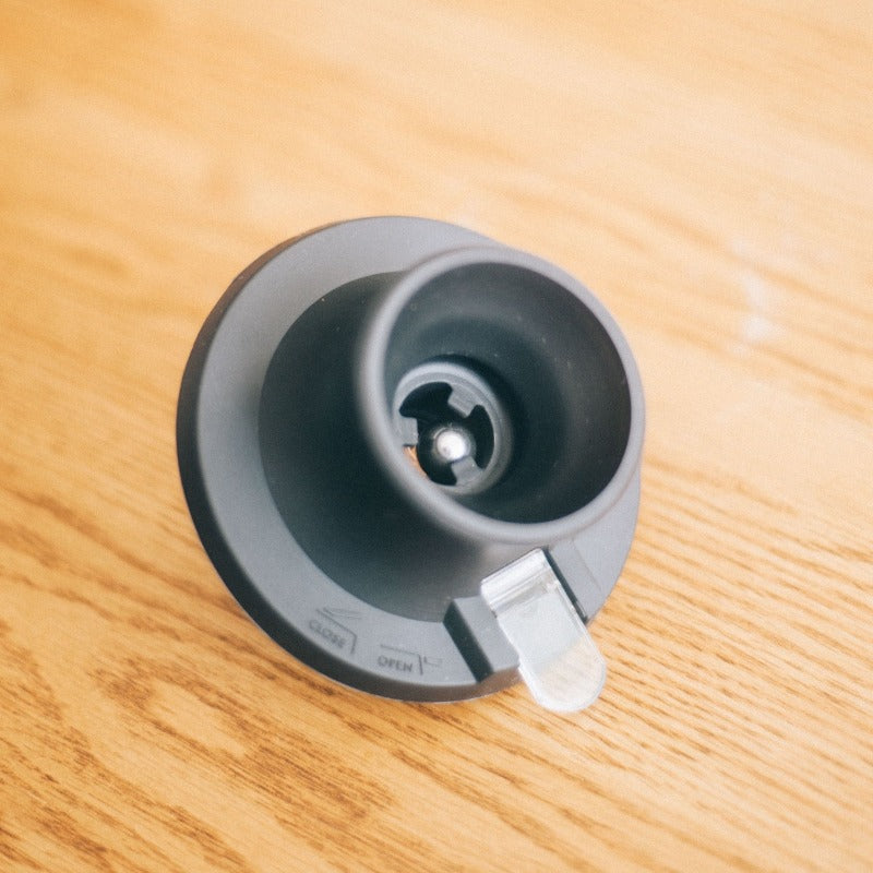 Hario V60 Switch Silikonsockel mit Schalter und Stahlkugel von oben – Coffee Coaching Club 35