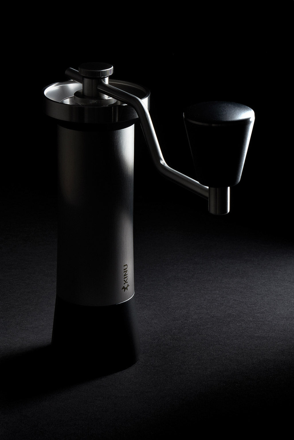 Kinu M47 Classic Handmühle im Streiflicht vor dunklem Hintergrund – Coffee Coaching Club 11