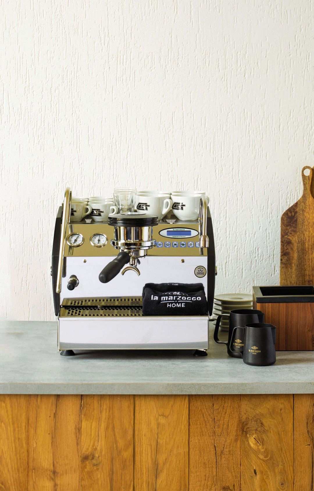 La Marzocco GS3 AV auf der Küchentheke mit Tassen und Milchkännchen – Coffee Coaching Club 9
