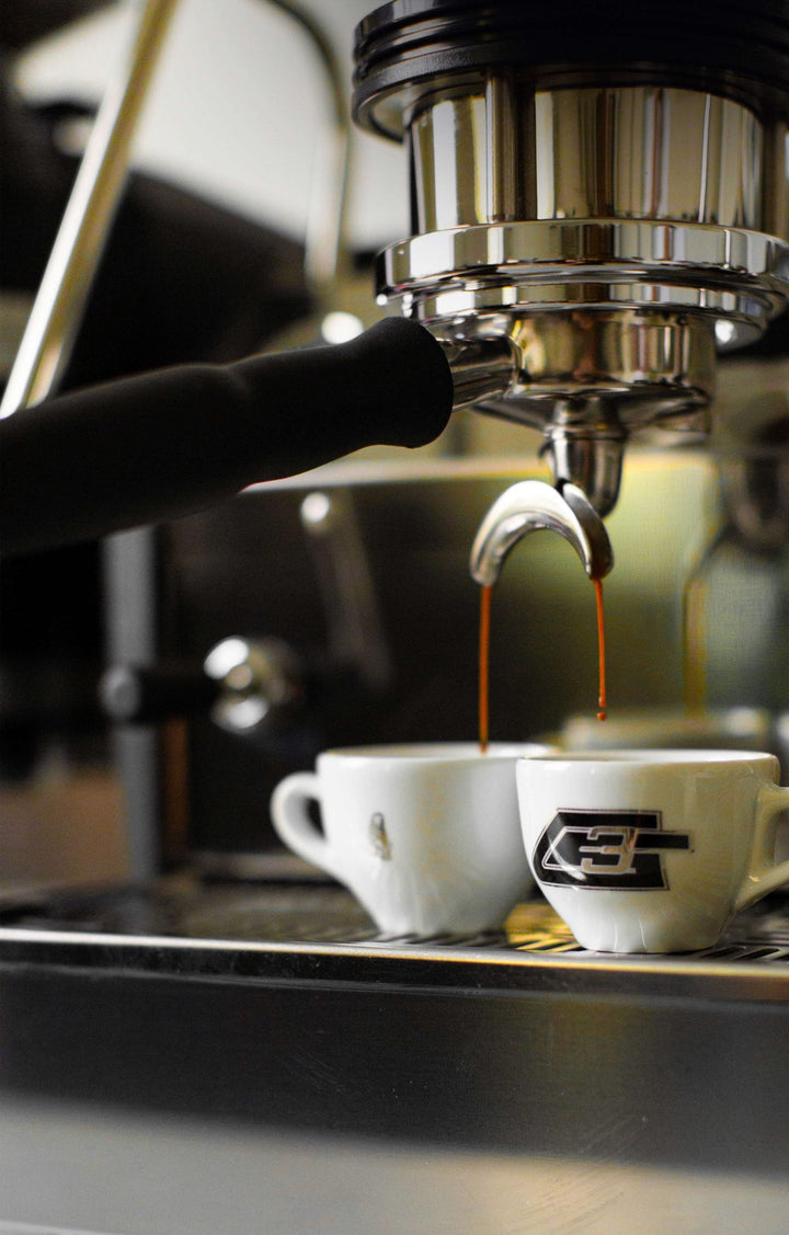 La Marzocco GS3 Espressobezug in zwei Tassen, Nahaufnahme – Coffee Coaching Club 10