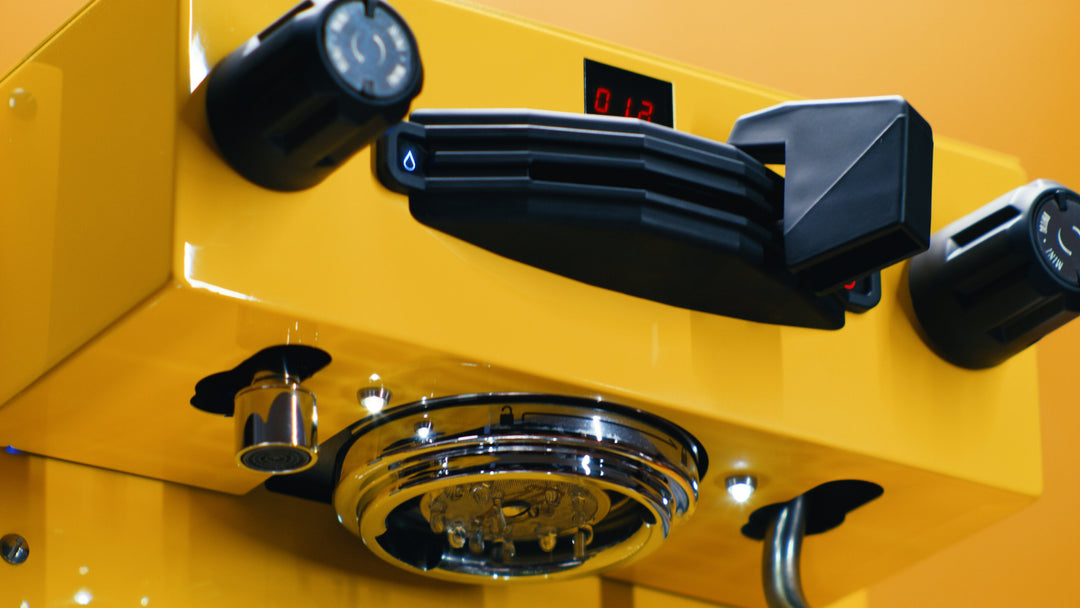 La Marzocco Linea Mini R Gelb Detail mit Paddle, Anzeige und Group Cap – Coffee Coaching Club 33