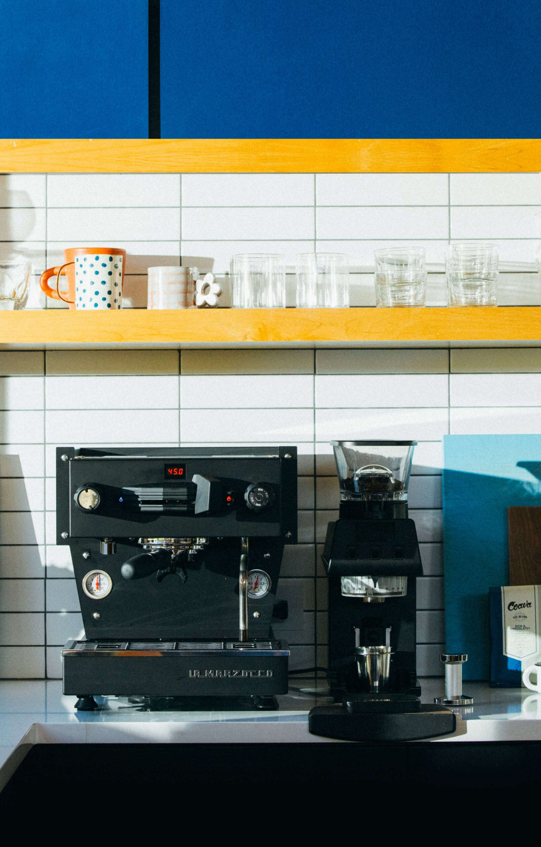 La Marzocco Linea Mini R Schwarz Matt in der Küche neben einer Mühle – Coffee Coaching Club 30