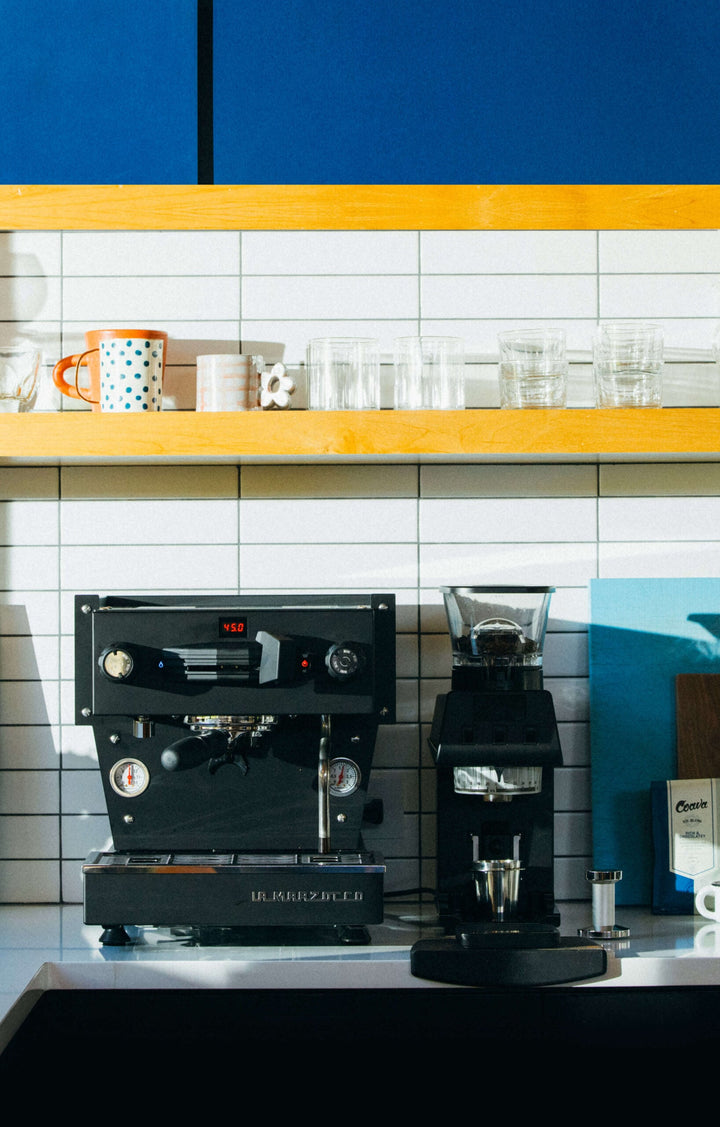 La Marzocco Linea Mini R Schwarz Matt in der Küche neben einer Mühle – Coffee Coaching Club 30