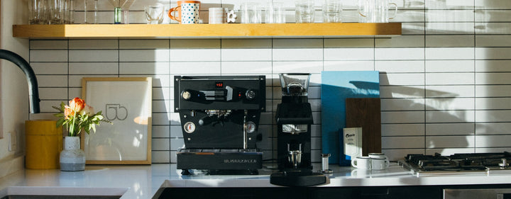 La Marzocco Linea Mini R Schwarz Matt mit Mühle auf der Küchenzeile – Coffee Coaching Club 34