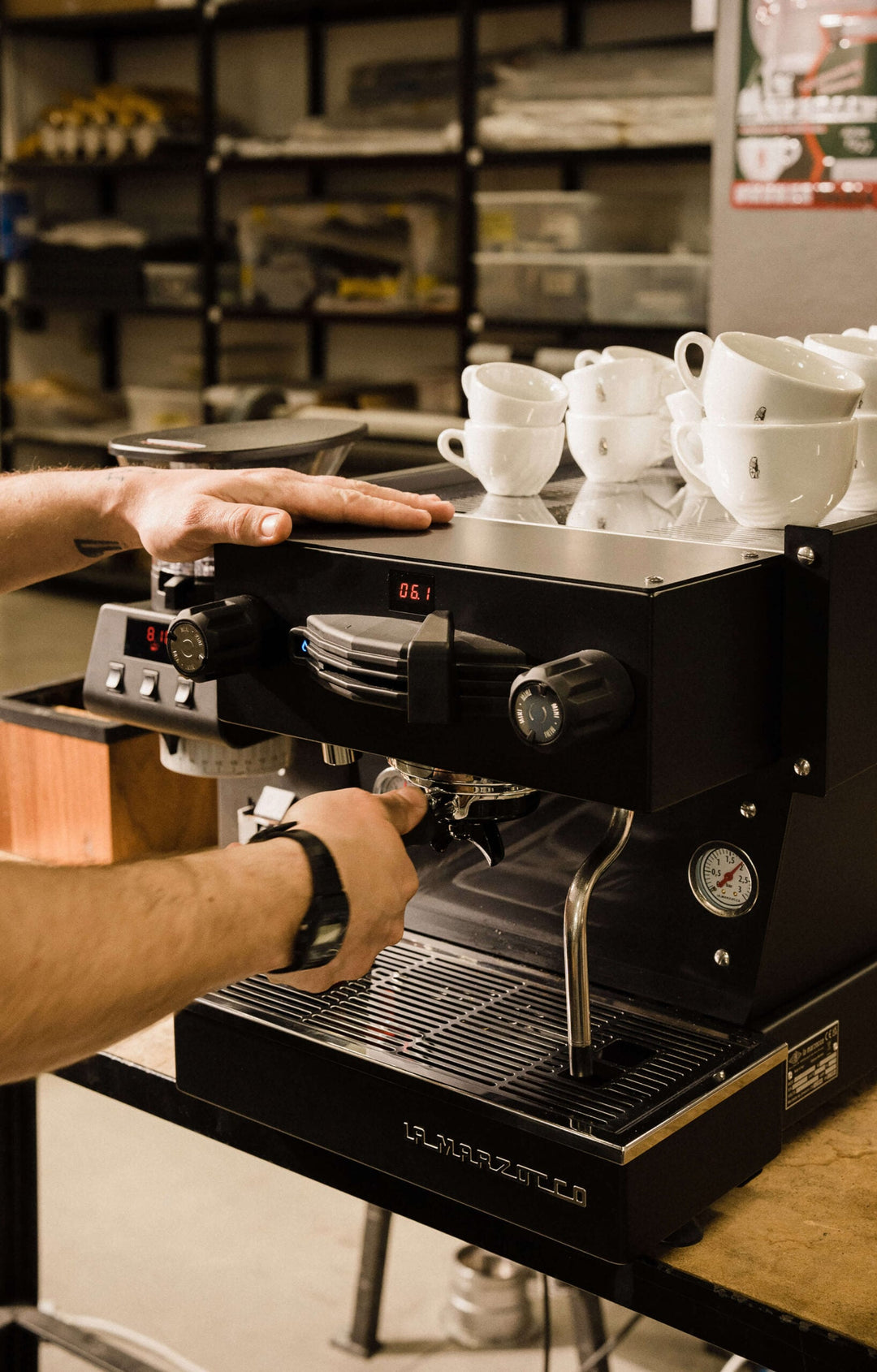 La Marzocco Linea Mini R Schwarz Matt beim Einspannen des Siebträgers – Coffee Coaching Club 31