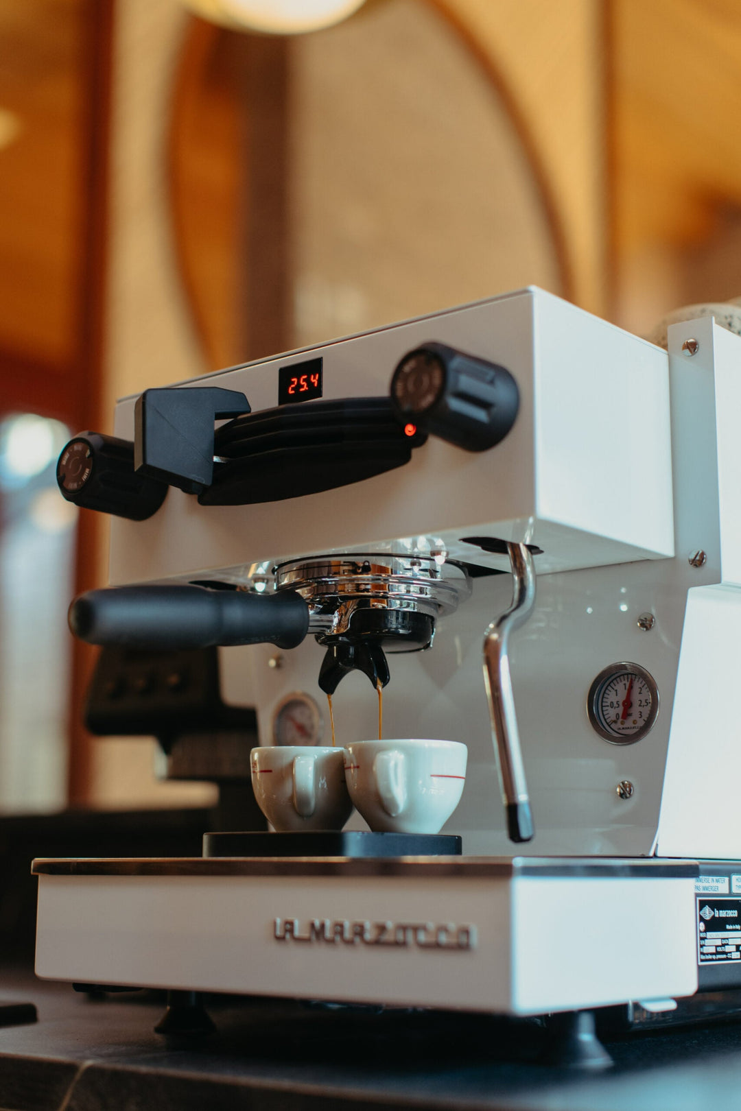 La Marzocco Linea Mini R Weiss beim Bezug in zwei Tassen – Coffee Coaching Club 29