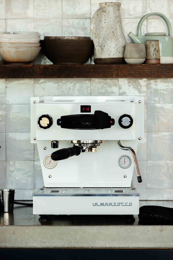 La Marzocco Linea Mini R Weiss in der Küche unter einem Regal – Coffee Coaching Club 32