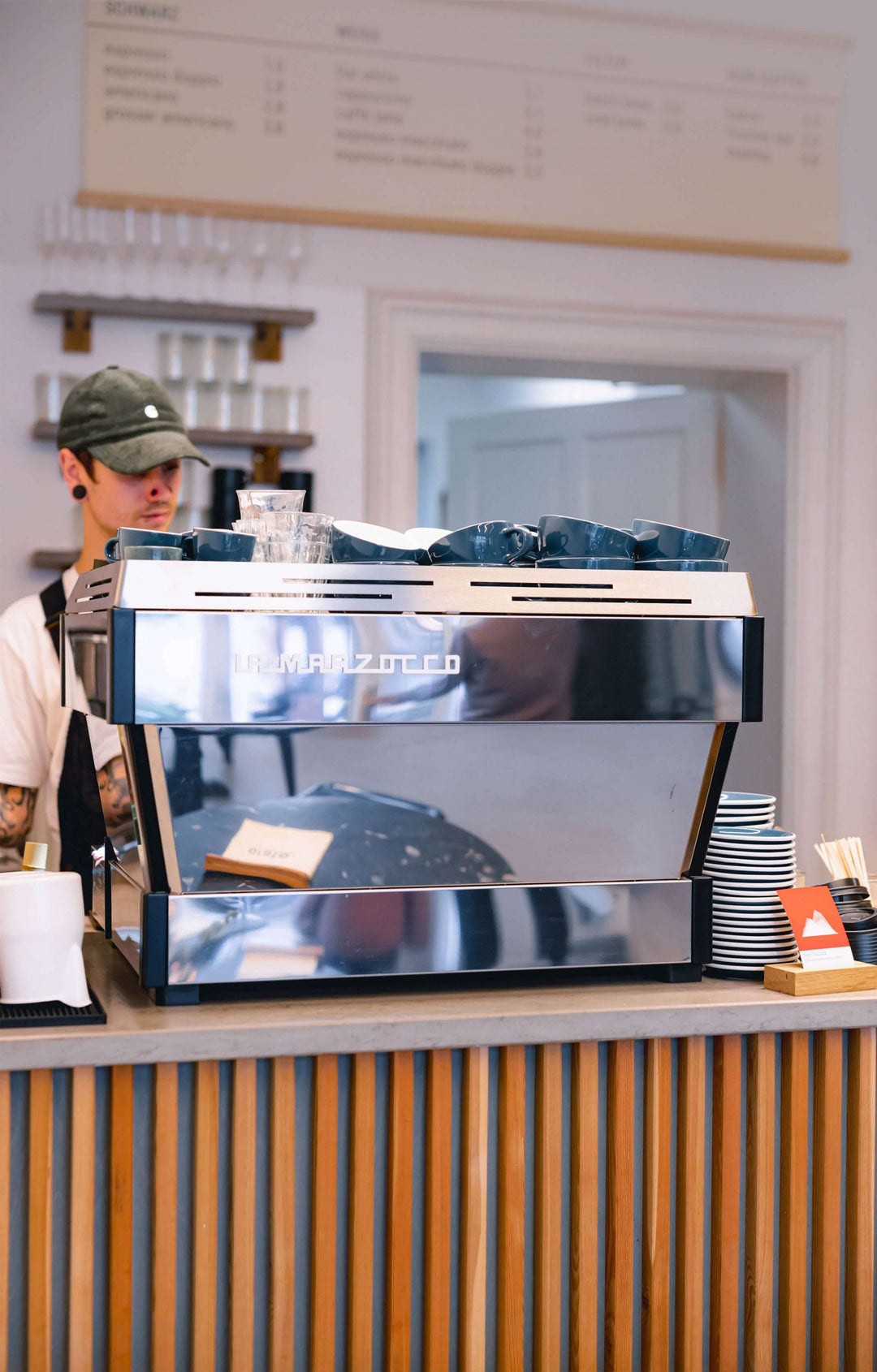La Marzocco Linea PB X Rückseite auf der Café-Theke – Coffee Coaching Club 5