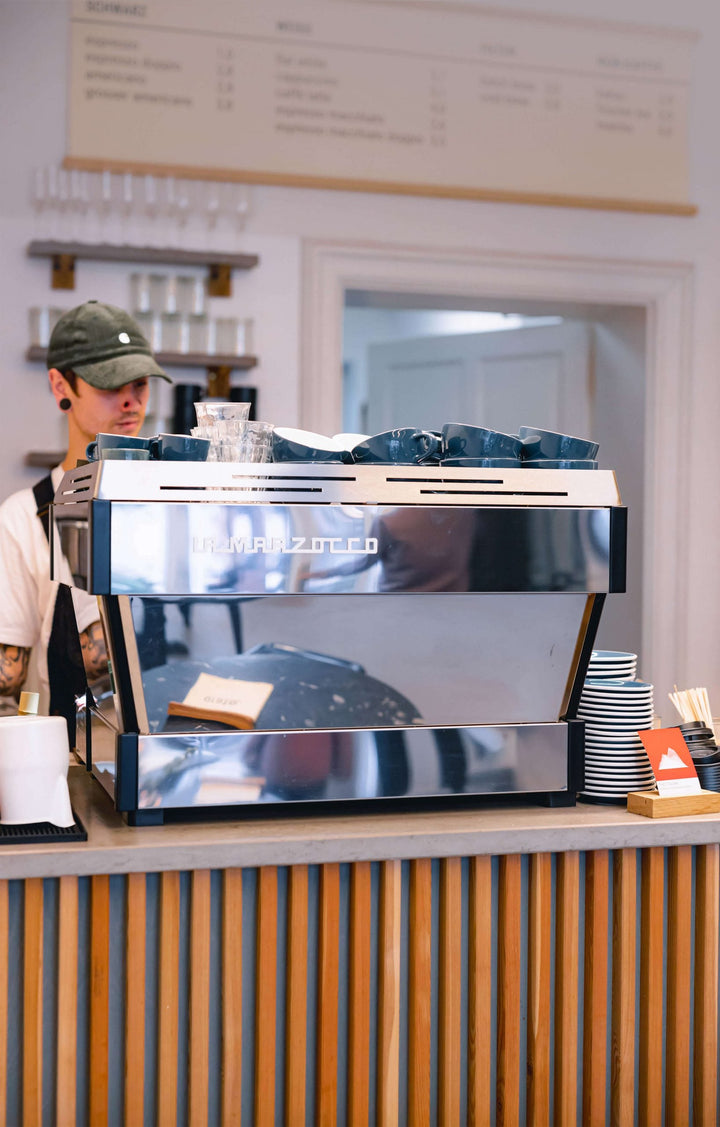La Marzocco Linea PB X Rückseite auf der Café-Theke – Coffee Coaching Club 5