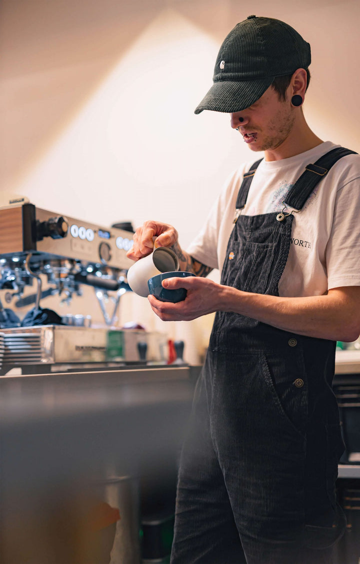 La Marzocco Linea PB X mit Barista beim Milch eingiessen – Coffee Coaching Club 6