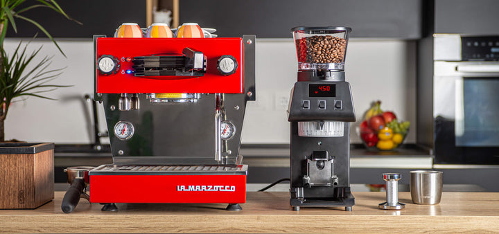 La Marzocco Pico Schwarz und rote La-Marzocco-Espressomaschine auf der Küchentheke – Coffee Coaching Club 3