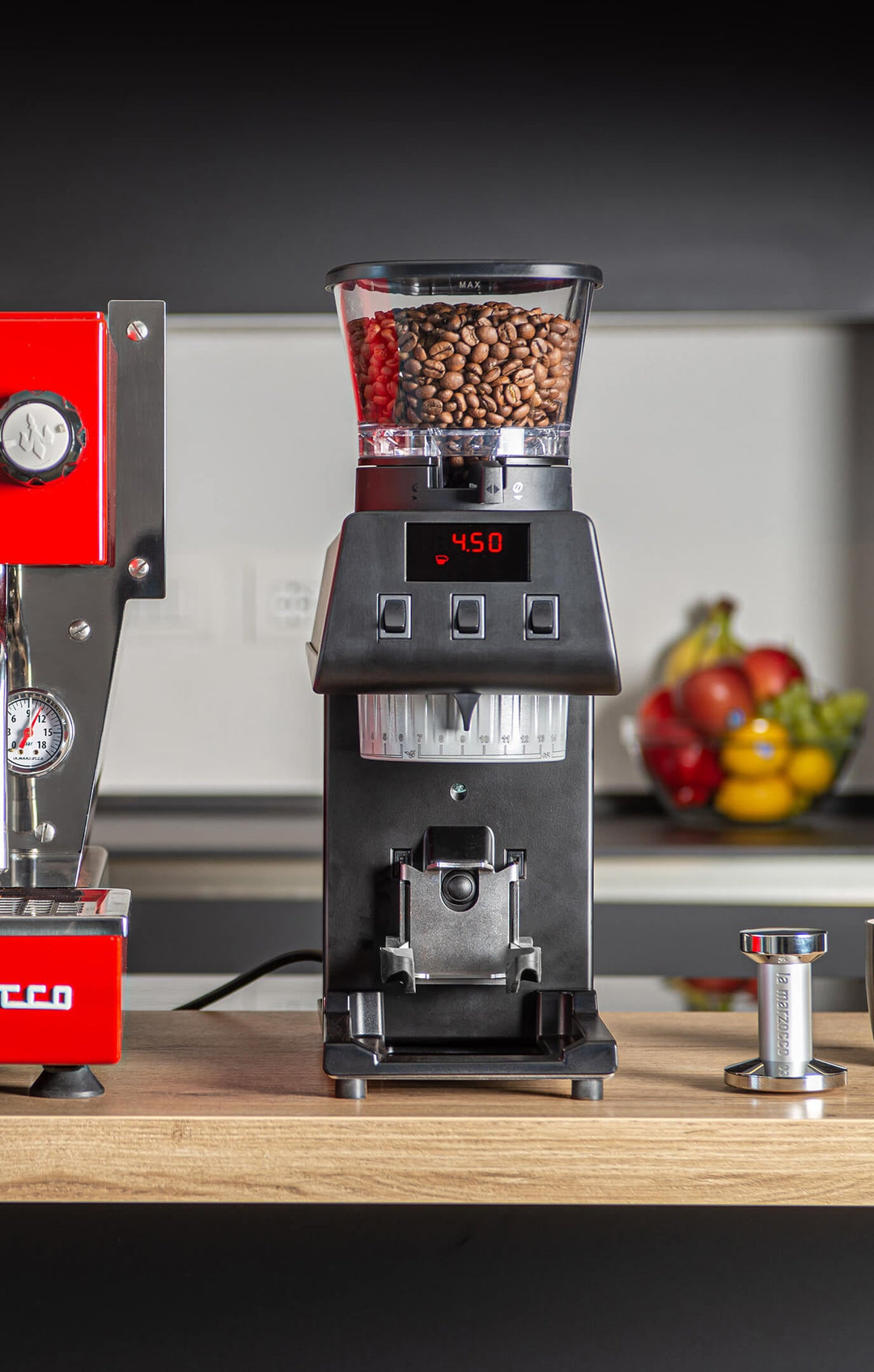 La Marzocco Pico Schwarz neben roter La-Marzocco-Espressomaschine – Coffee Coaching Club 1