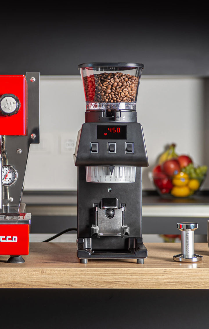 La Marzocco Pico Schwarz neben roter La-Marzocco-Espressomaschine – Coffee Coaching Club 1