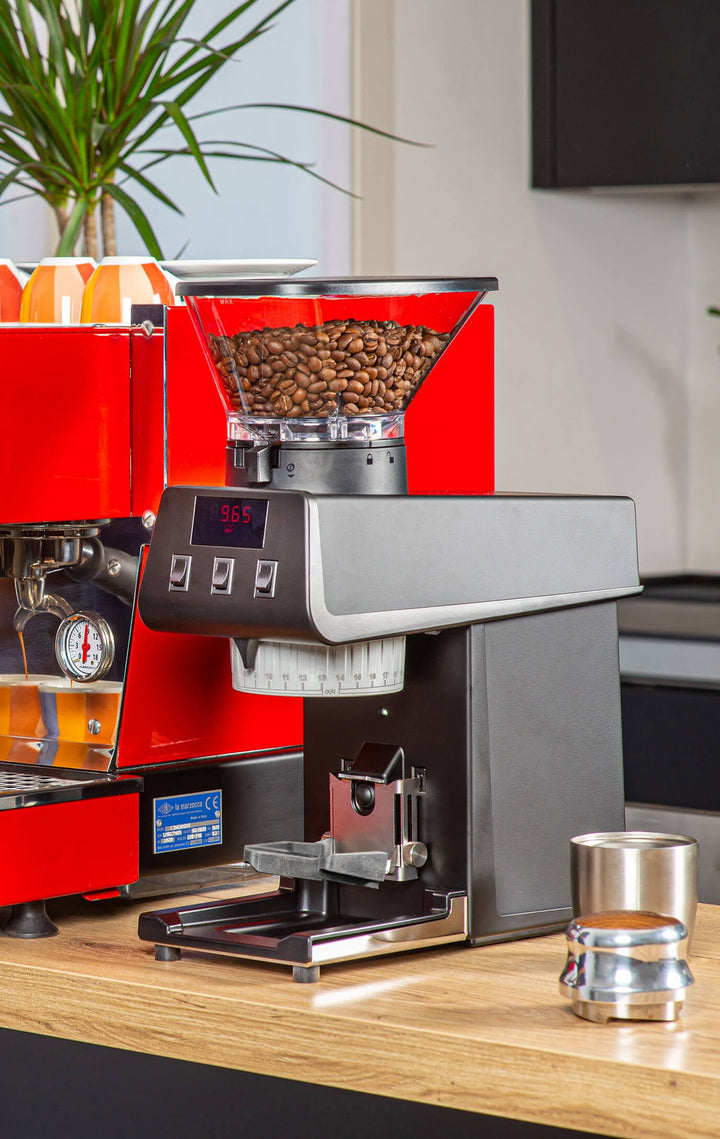 La Marzocco Pico Schwarz seitlich mit Siebträgergabel in der Küche – Coffee Coaching Club 2