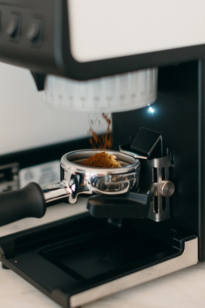 La Marzocco Pico Siebträger in der Gabel beim Mahlen – Coffee Coaching Club 4