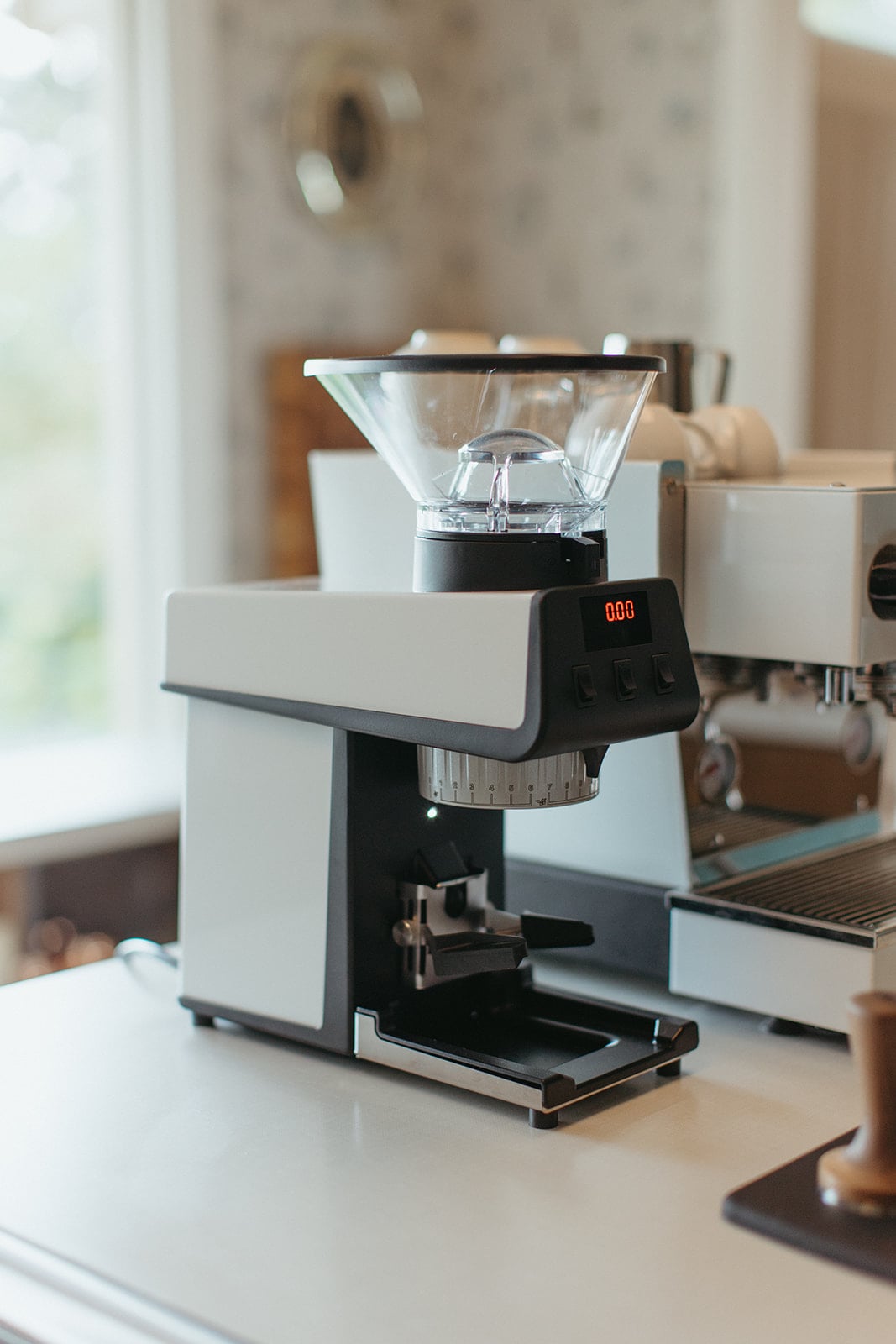 La Marzocco Pico Weiss mit Display auf der Küchentheke – Coffee Coaching Club 5
