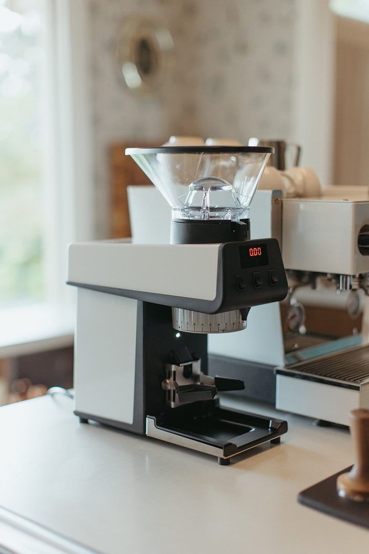 La Marzocco Pico Weiss mit Display auf der Küchentheke – Coffee Coaching Club 5