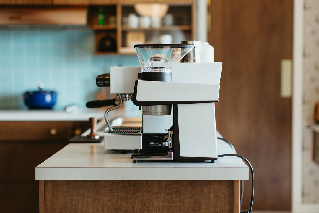 La Marzocco Pico Weiss neben Espressomaschine in der Küche – Coffee Coaching Club 6