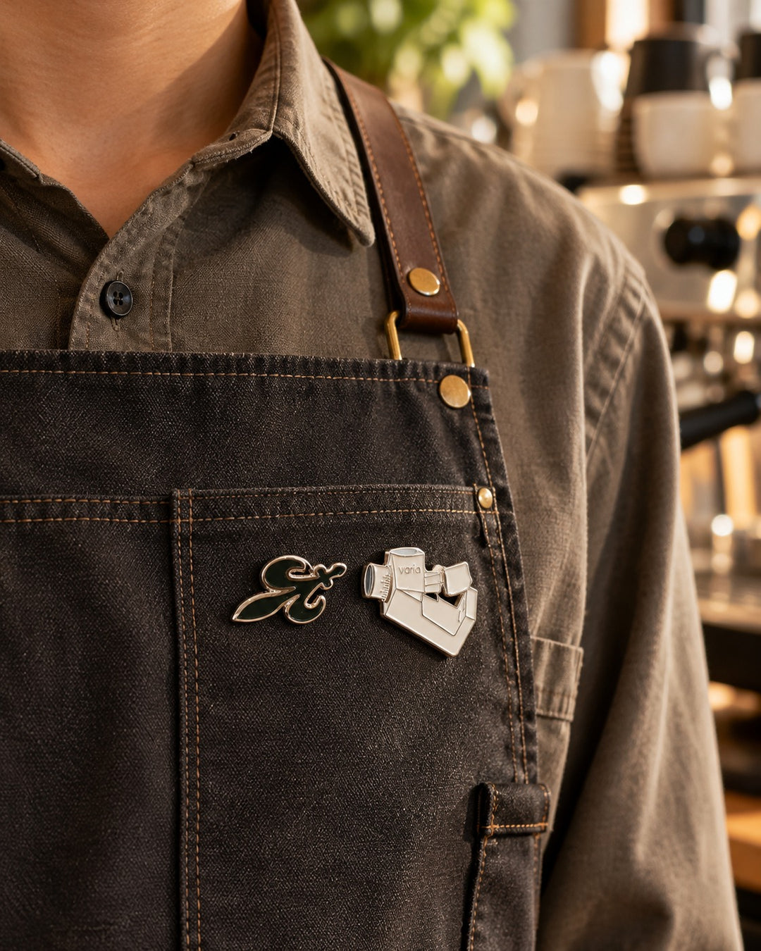 La Marzocco Pin Lys florentin et Varia Pin VS3 sur un tablier de barista – Coffee Coaching Club 5