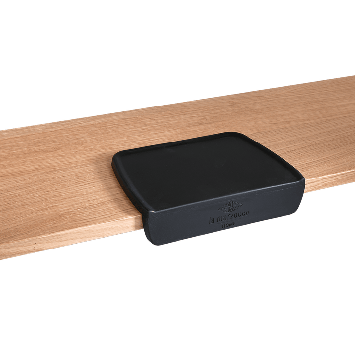 Alfombrilla de tamping La Marzocco en el borde de una encimera de madera – Coffee Coaching Club 3