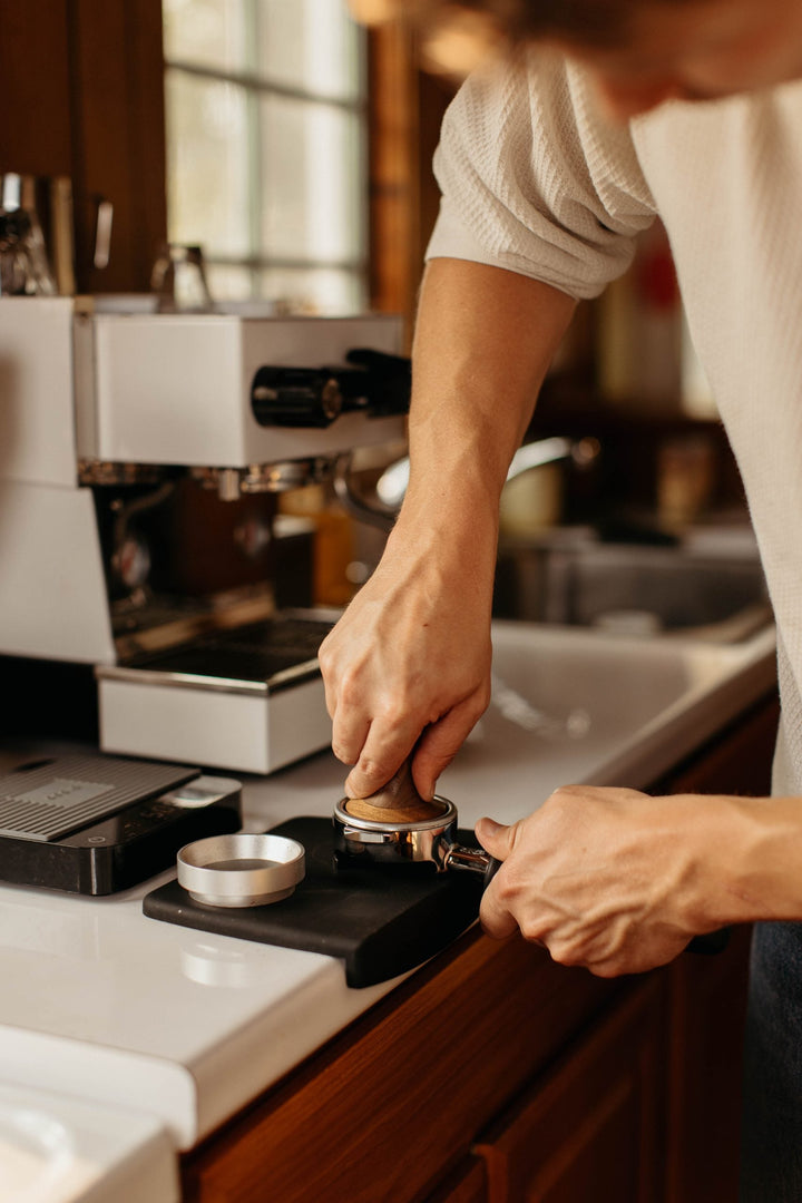 Alfombrilla de tamping La Marzocco al tampear en la encimera de la cocina – Coffee Coaching Club 2