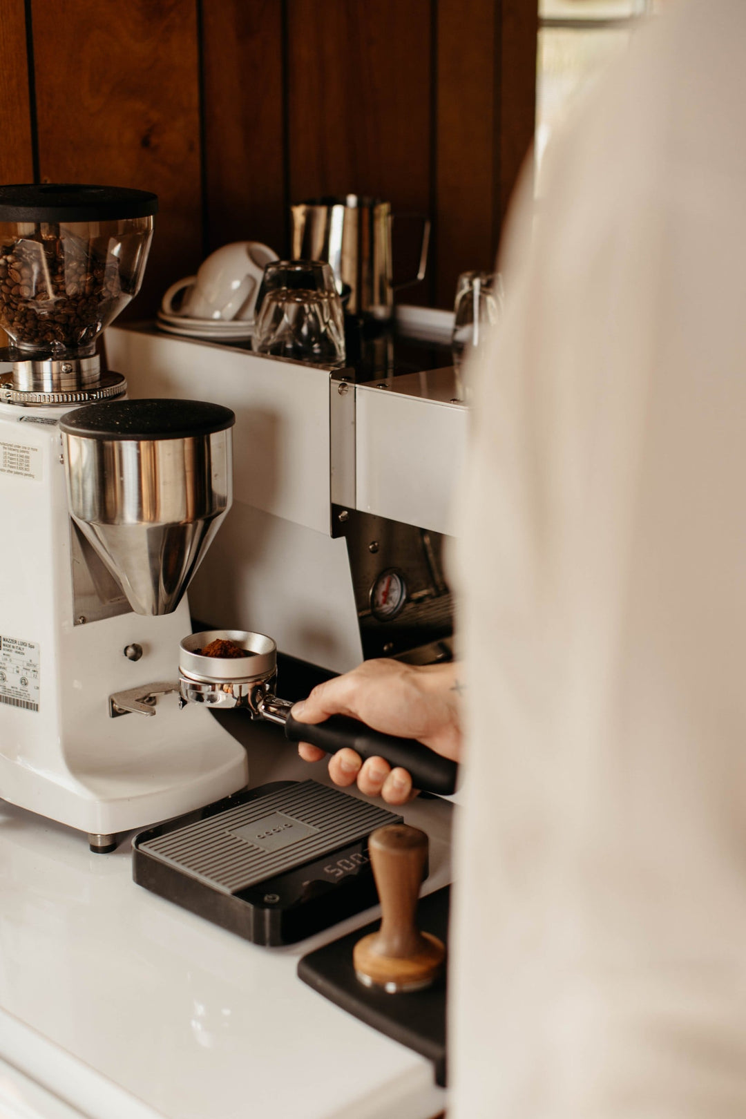 Alfombrilla de tamping La Marzocco con tamper junto a molino y báscula – Coffee Coaching Club 4
