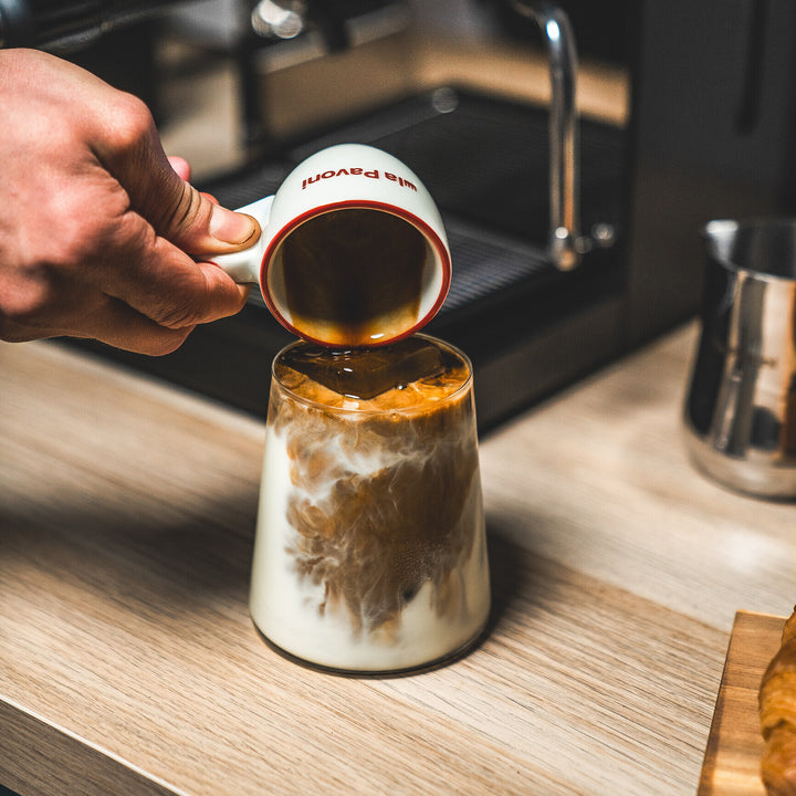 La Pavoni Casa Bar PID Espresso wird in ein Glas mit Milch gegossen – Coffee Coaching Club 16