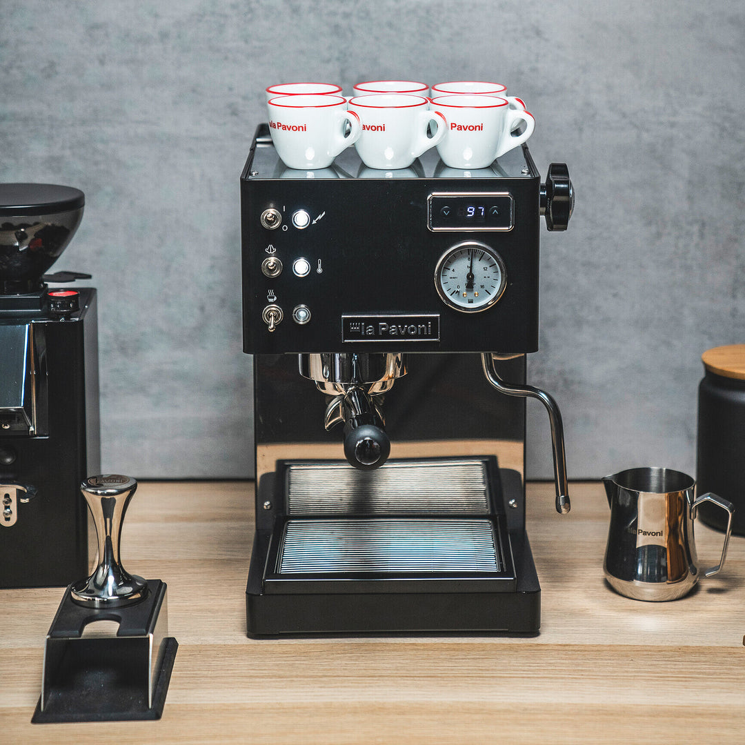 La Pavoni Casa Bar PID Schwarz mit Mühle, Tamper und Tassen auf der Küchentheke – Coffee Coaching Club 11