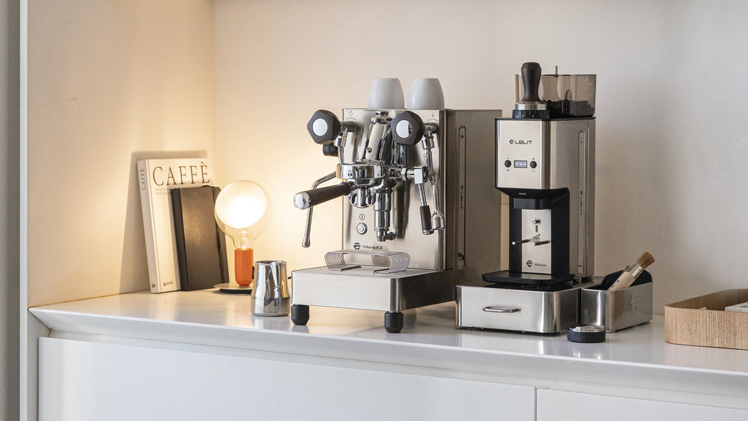 Lelit Mara X3 em aço inoxidável numa cozinha luminosa – Coffee Coaching Club 16