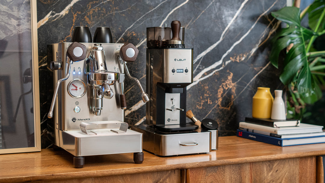 Lelit Mara X3 em aço inoxidável num aparador de madeira em frente a uma parede de mármore – Coffee Coaching Club 14