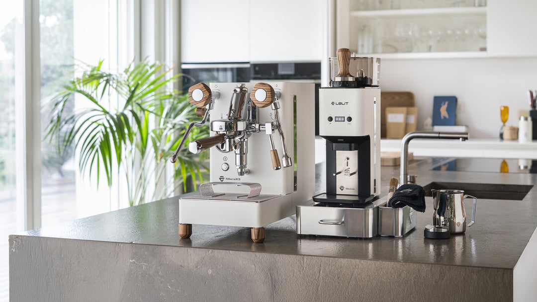Lelit Mara X3 branca numa ilha de cozinha com moinho – Coffee Coaching Club 26