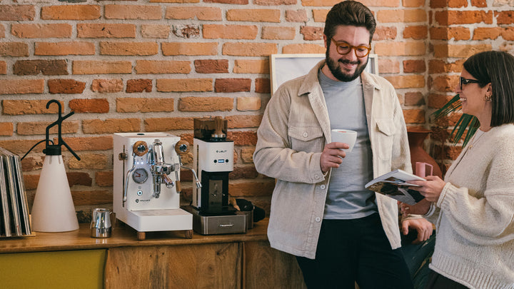 Lelit Mara X3 branca num apartamento, duas pessoas com café – Coffee Coaching Club 15