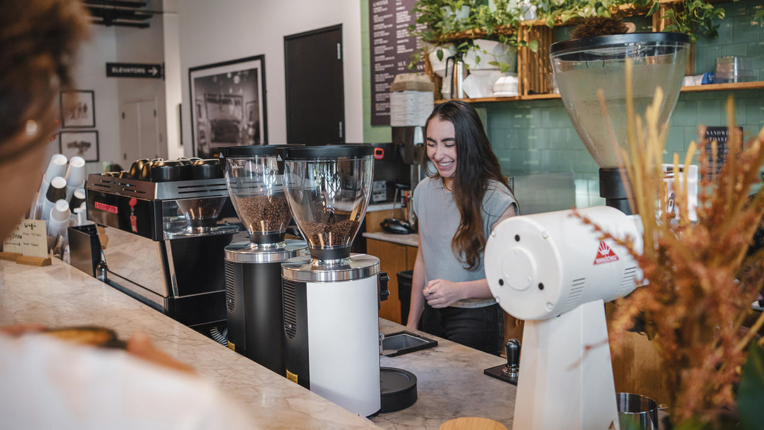 Mahlkönig E65W GbS in Schwarz und Weiss an der Café-Theke mit Barista – Coffee Coaching Club 8