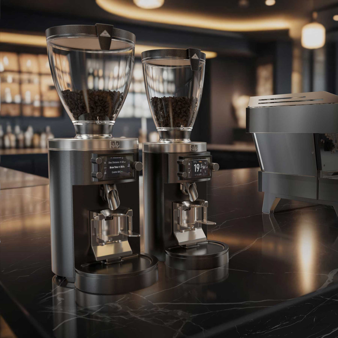 Mahlkönig E65W GbS und E80W GbS nebeneinander auf einer Café-Theke – Coffee Coaching Club 4