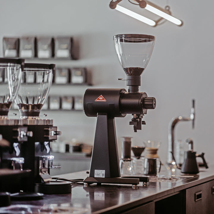 Mahlkönig EK43 en negro en la barra de un coffee bar – Coffee Coaching Club 6