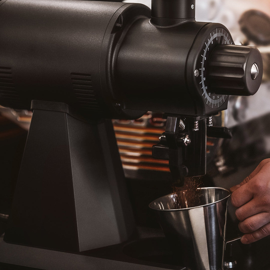 Mahlkönig EK43 S en negro moliendo en un vaso dosificador en la barra – Coffee Coaching Club 5