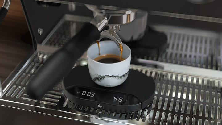 Mahlkönig Sync Scale unter dem Siebträger mit Espressotasse – Coffee Coaching Club 5