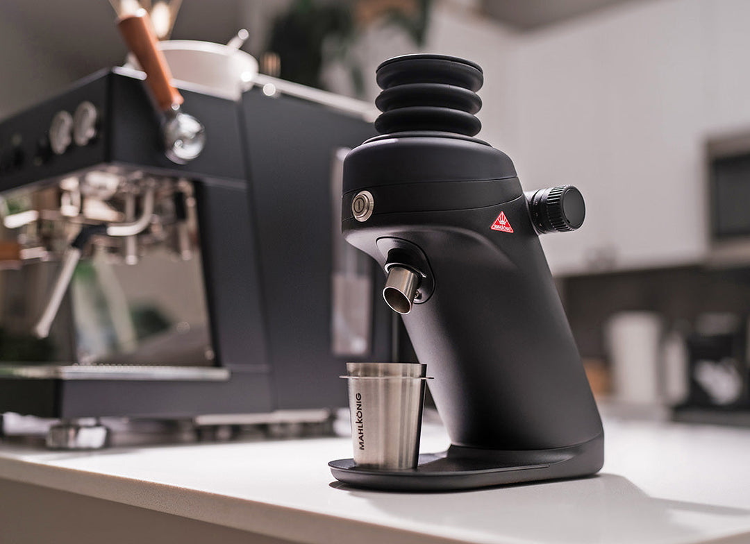 Mahlkönig X64 SD Schwarz mit Balg neben Espressomaschine – Coffee Coaching Club 14