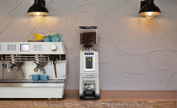 Markibar IZAGA KEY Weiss neben einer Espressomaschine – Coffee Coaching Club 9