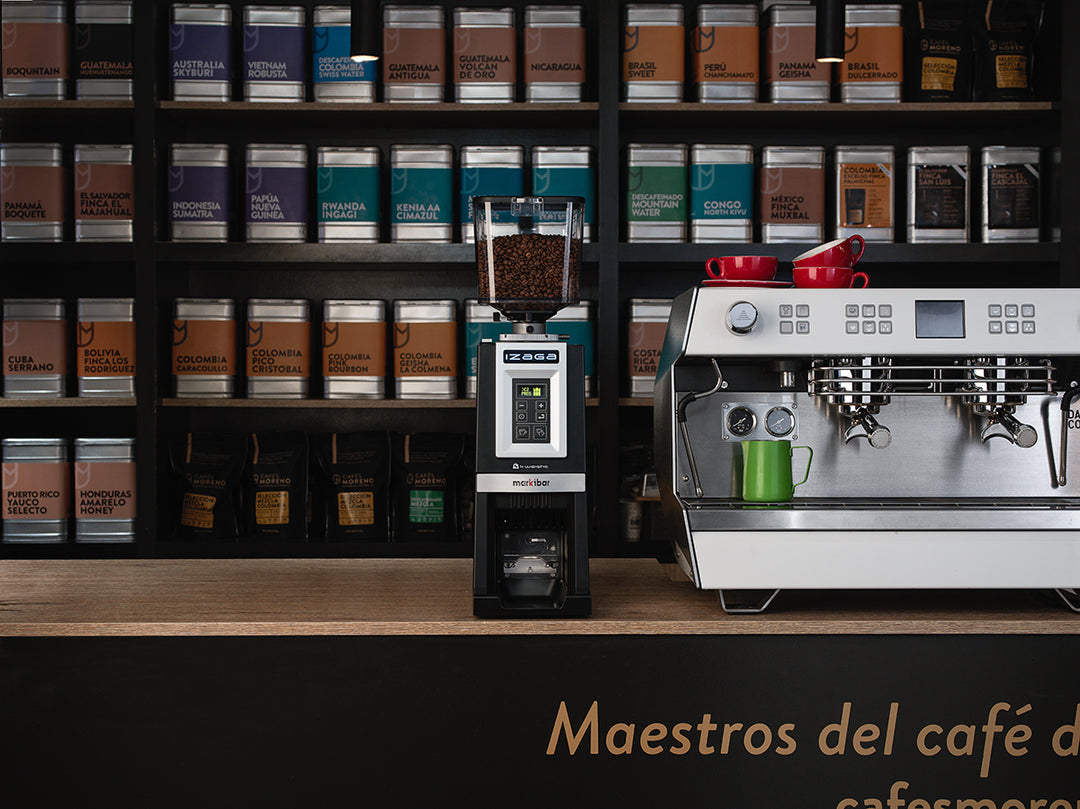 Markibar IZAGA W im Café neben einer Espressomaschine – Coffee Coaching Club 18